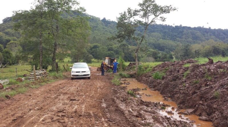 Obras de recuperação das estradas do interior do município