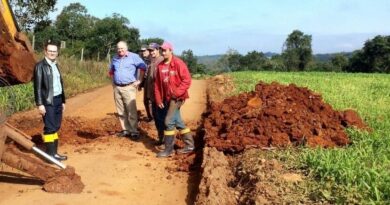 Vice-Prefeito, Alzir Slaviero, e Secretário do DRM, Luís Afonso Spielmann, realizam o acompanhamento das obras