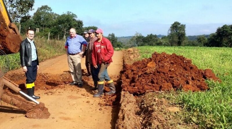 Vice-Prefeito, Alzir Slaviero, e Secretário do DRM, Luís Afonso Spielmann, realizam o acompanhamento das obras