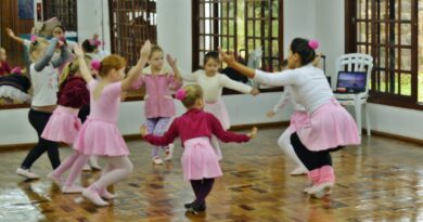 As aulas são realizadas pela Professora Jussara Ribeiro, que sempre trabalhou com dança, e há dois anos atua como bailarina