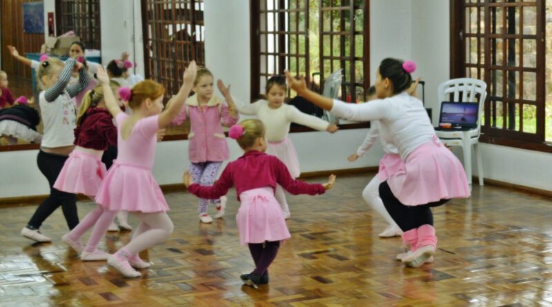 As aulas são realizadas pela Professora Jussara Ribeiro, que sempre trabalhou com dança, e há dois anos atua como bailarina