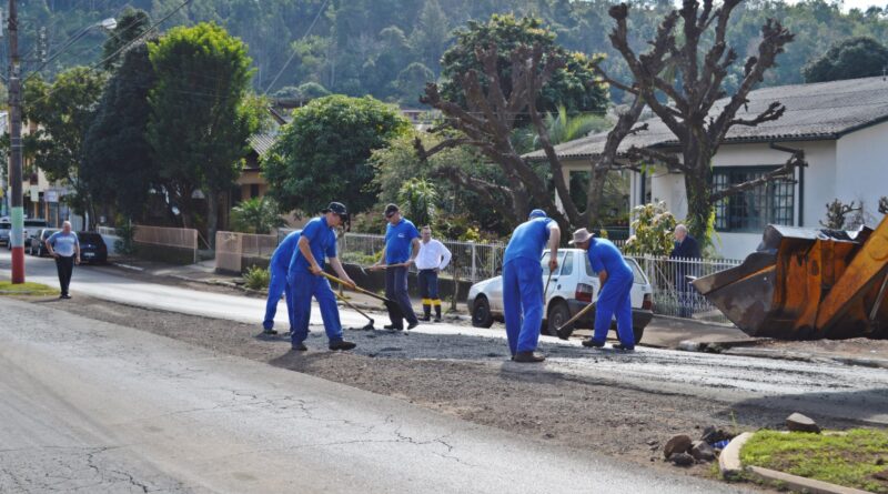 Acontece Operação Tapa-Buraco na Rua Antas