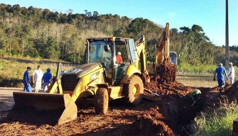 Troca de tubulação na Avenida do Engenho, no Bairro Capivara