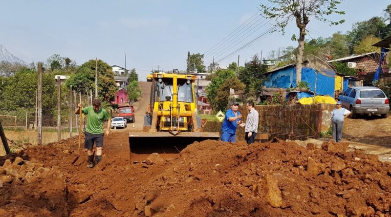 Rua Konrat Bader, no bairro Antas recebe os preparativos para asfaltamento