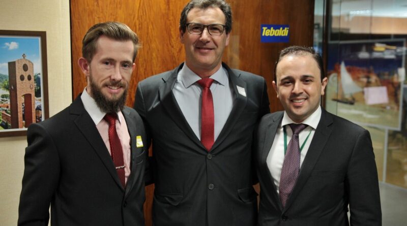 Prefeito, Valdir Rubert e Secretário do Planejamento, Marcos Felipe da Silva são recebidos pelo Assessor Parlamentar do Deputado Marco Tebaldi, Marcelo Alieve