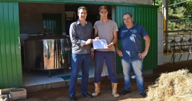 Prefeito Valdir Rubert e Secretário da Agricultura Pérsio Schena realizam entrega simbólica de incentivo na propriedade do agricultor Edemar Staats