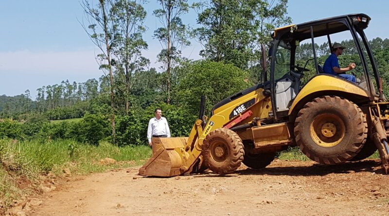 Vice-Prefeito, Alzir Slaviero, acompanha obras na Linha Sabiá