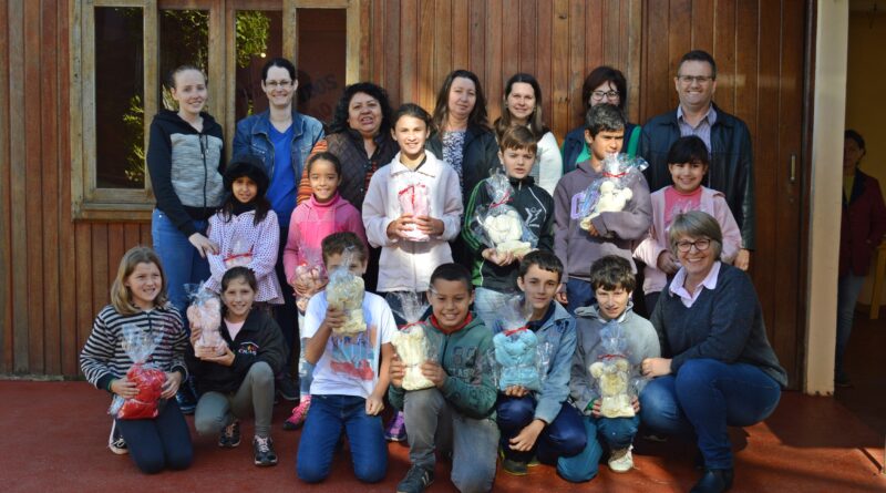 Alunos do CRAS recebem presente do Dia da Criança