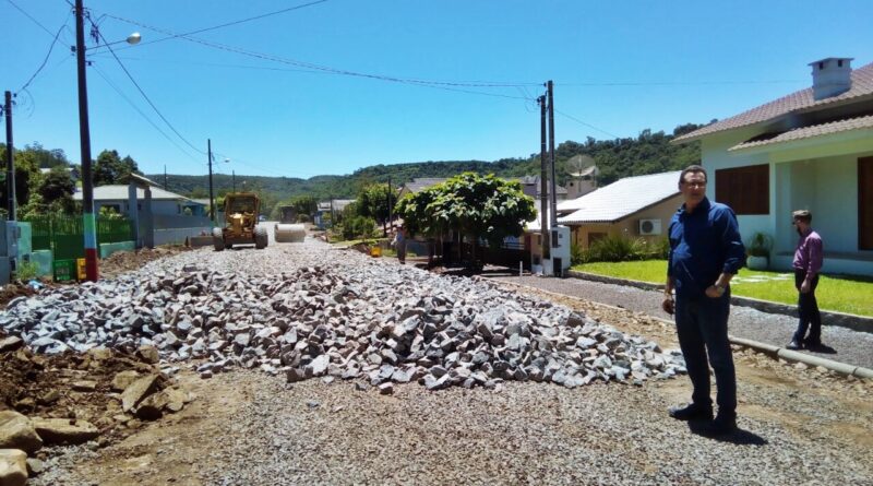 Prefeito Valdir Rubert acompanha de perto as obras nas ruas que estão sendo preparadas para asfaltamento