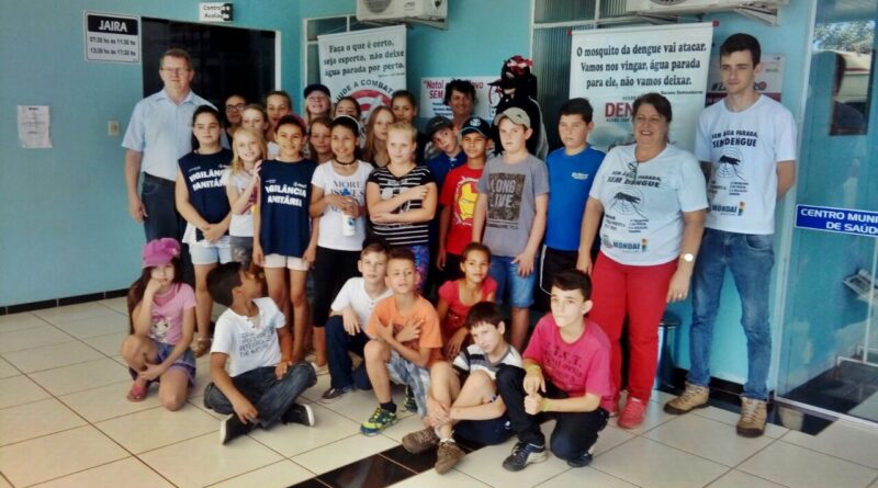 Alunos do 5º ano da Escola Gessy Spier Averbeck, realizam panfletagem da campanha "Natal e Ano Novo Sem Dengue"