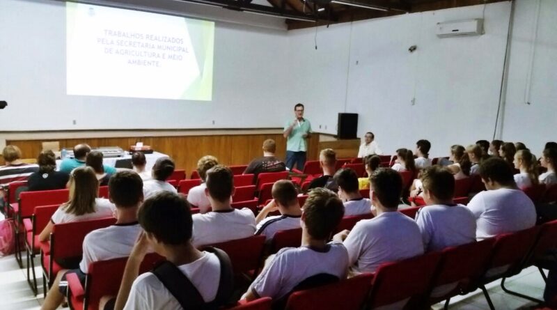 Alunos da Escola Delminda recebem palestra sobre as atividades que são desenvolvidas na Secretaria da Agricultura do Município