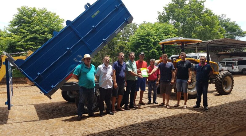 Agricultores recebem implementos agrícolas do município