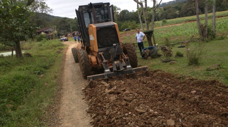 Serviços terceirizados auxiliam o DRM nas melhorias das estradas municipais