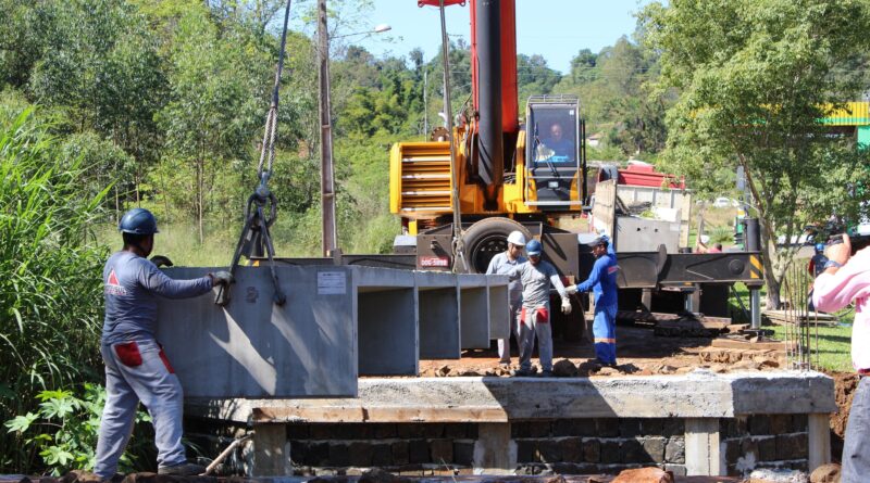 Pontes de concreto são instaladas na Beira Rio