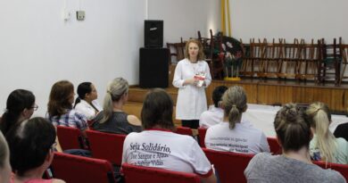 Farmacêutica Raquel Kolling realiza a entrega do livro e orientações aos agentes comunitários de saúde de Mondaí
