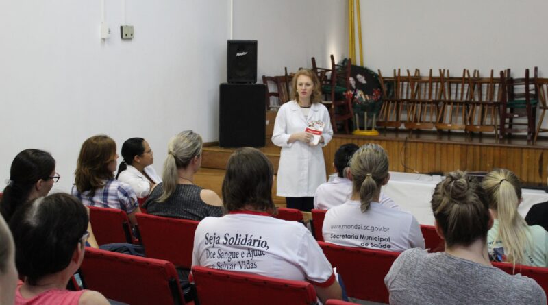 Farmacêutica Raquel Kolling realiza a entrega do livro e orientações aos agentes comunitários de saúde de Mondaí