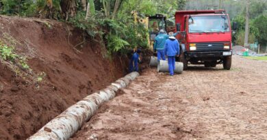 Governo Municipal realiza colocação de novas tubulações na Vila Laju