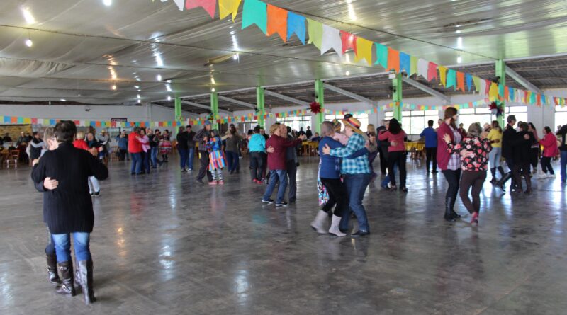 Grupo de idosos Renascer realiza Festa Junina