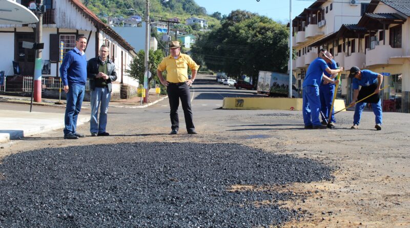 Prefeito e Vice acompanham a Operação Tapa-Buraco com massa asfáltica