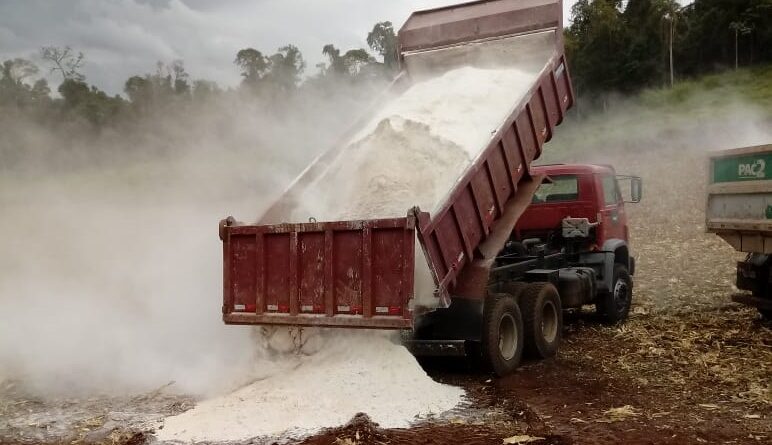 Governo de Mondaí realiza distribuição de calcário aos Produtores Rurais