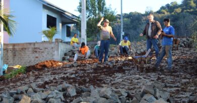 Prefeito Valdir Rubert acompanha início da pavimentação com pedras irregulares da Rua Ipanema