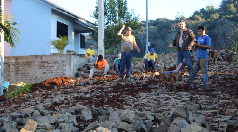 Prefeito Valdir Rubert acompanha início da pavimentação com pedras irregulares da Rua Ipanema