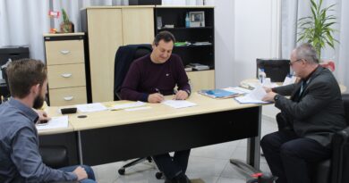 Prefeito Valdir Rubert assina contrato de recurso para Recapeamento Asfáltico de vias do Município