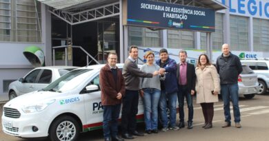 Administração Municipal entrega novo veículo para a Secretaria de Assistência Social