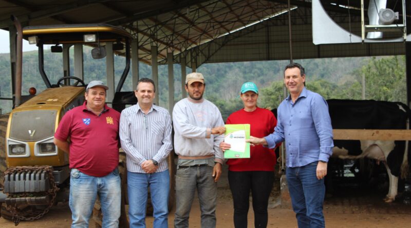 Administração Municipal realiza entrega de incentivo a agricultores de Mondaí