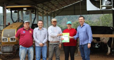 Administração Municipal realiza entrega de incentivo a agricultores de Mondaí