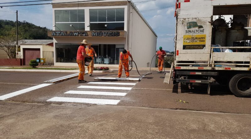 Pintura das faixas de pedestre são revitalizadas em Mondaí