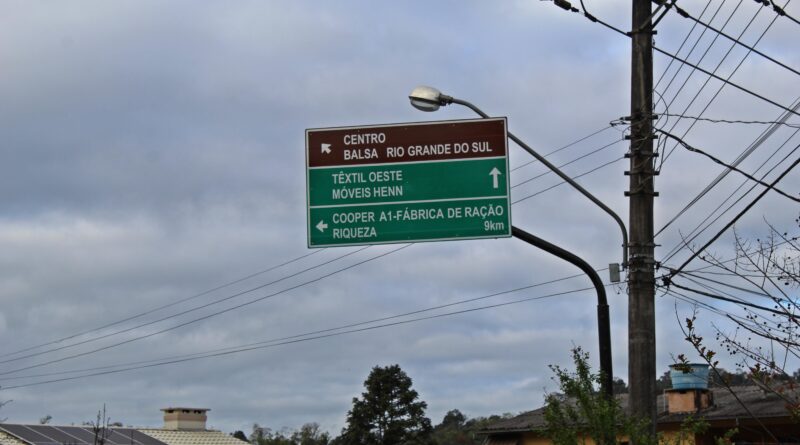 Placas indicativas são instaladas em Mondaí