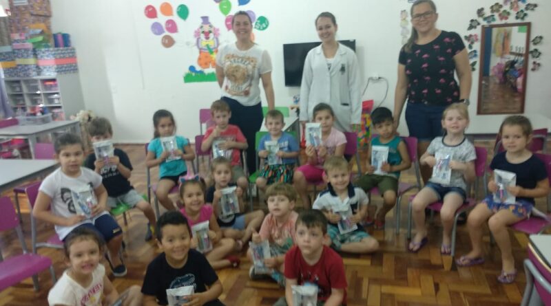 Alunos da Escola Elizabeth Ramminger recebem palestra sobre Higienização Bucal