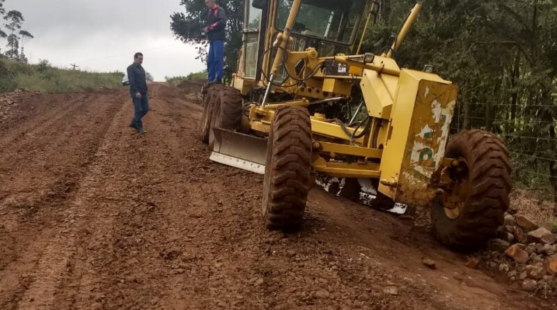 Secretaria de Obras realiza recuperação de estradas no interior de Mondaí