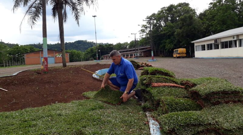 Governo de Mondaí realiza plantios de gramas e flores nos canteiros da cidade