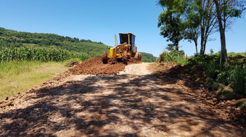 Obras de reestruturação das estradas são intensificadas no interior de Mondaí