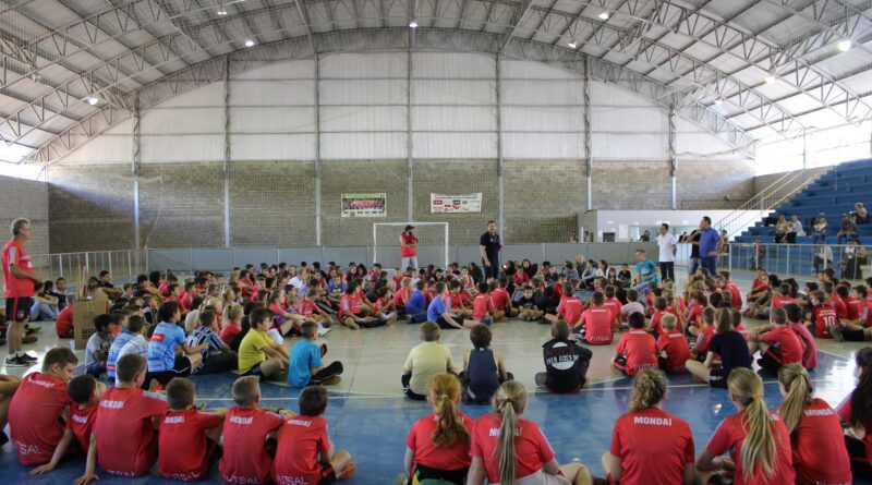 Secretaria Municipal de Esporte realiza encerramento do ano com os alunos das Escolinhas de Vôlei e Futsal