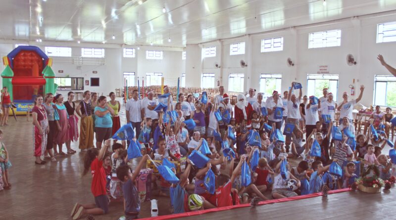 Crianças do CRAS ganham presentes de Natal por meio do Programa Celesc Voluntária