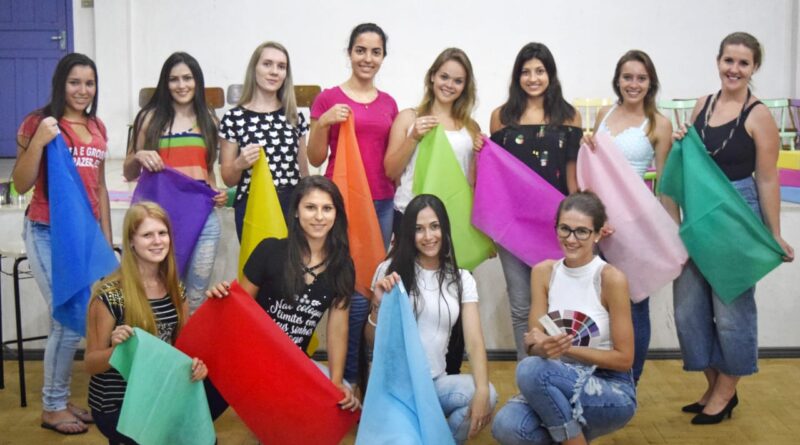 Candidatas às soberanas da Festa da Fruta participam de oficinas sobre comportamento e oratória