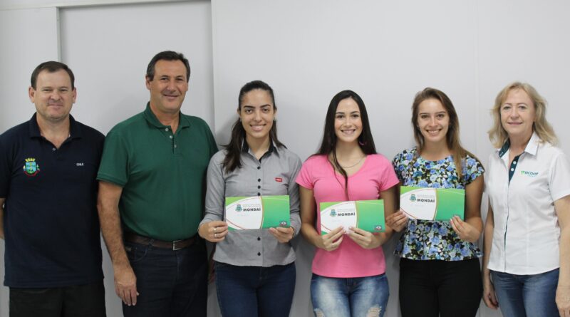 Soberanas da 17ª Festa da Fruta de Mondaí recebem premiação do concurso