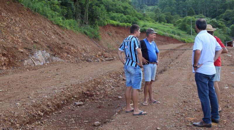 Prefeito Valdir Rubert visita agricultores do Município