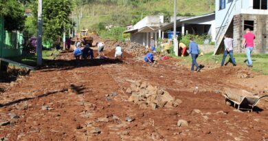 Governo de Mondaí realiza Pavimentação com Pedras Irregulares na Rua Mina Fritz no Bairro Capivara