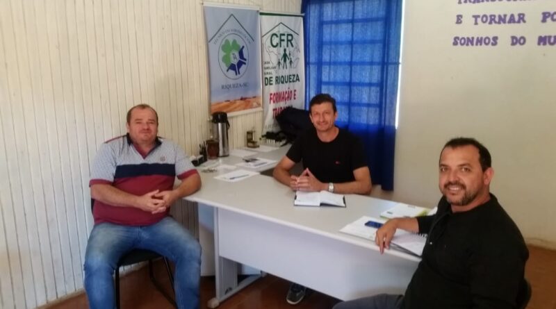 Secretaria da Agricultura visita Casa Familiar Rural e solicita a participação dos alunos na exposição de animais na 17ª Festa da Fruta