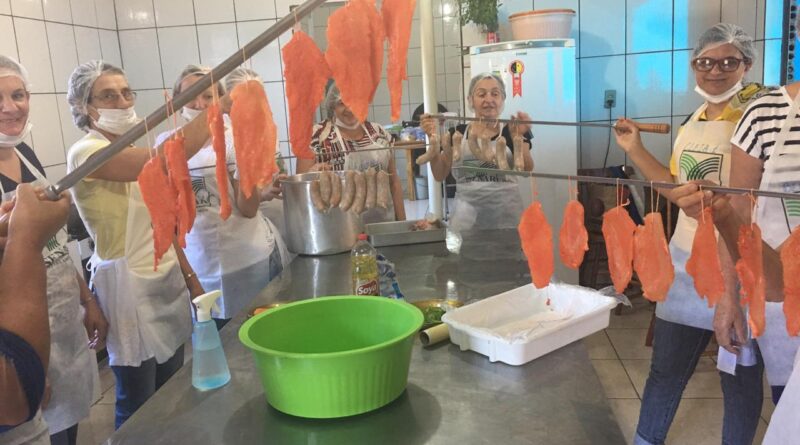 Secretaria Municipal de Assistência Social de Mondaí e SENAR promovem curso de Processamento de Carne de Frango com moradoras da Linha Sanga Forte