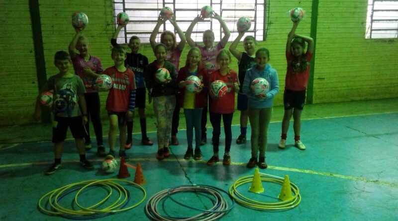 Secretaria Municipal de Esporte realiza entrega de Materiais Esportivos Novos para as Escolinhas de Futsal, Vôlei, Futebol e Atletismo