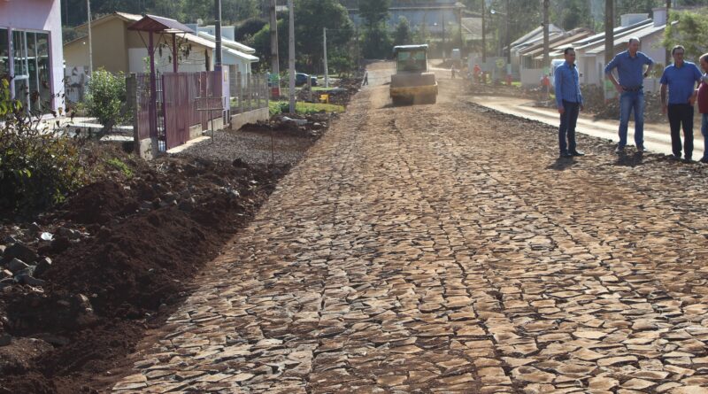 Prefeito e Vice acompanham obra de Calçamento na Avenida do Engenho na Bairro Capivara