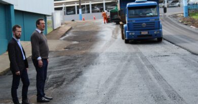 Prefeito Valdir Rubert e Secretário do Planejamento, Marcos Felipe da Silva acompanham obras de pavimentação