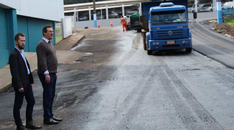 Prefeito Valdir Rubert e Secretário do Planejamento, Marcos Felipe da Silva acompanham obras de pavimentação