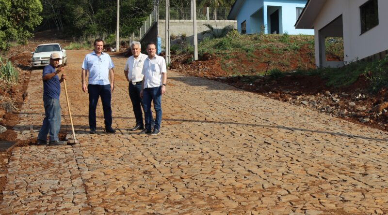 Prefeito e Vice visitam obras de melhorias que acontecem no perímetro urbano e no interior do Laju