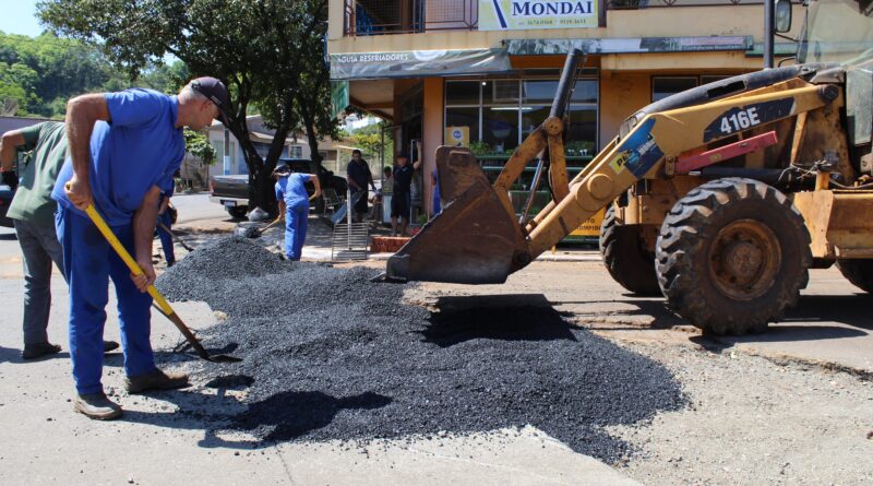 Governo de Mondaí realiza Operação Tapa-Buraco com massa asfáltica